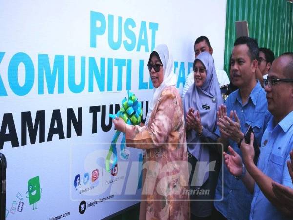 Zuraida (empat, kanan) ketika merasmikan Pusat Komuniti Lestari di Taman Tunku Sarina.