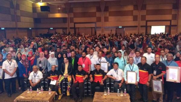 Amirudin bergambar bersama pelajar-pelajar lepasan STPM dan SPM yang hadir ke program Jelajah Pendidikan Selangor 2019 hari ini.