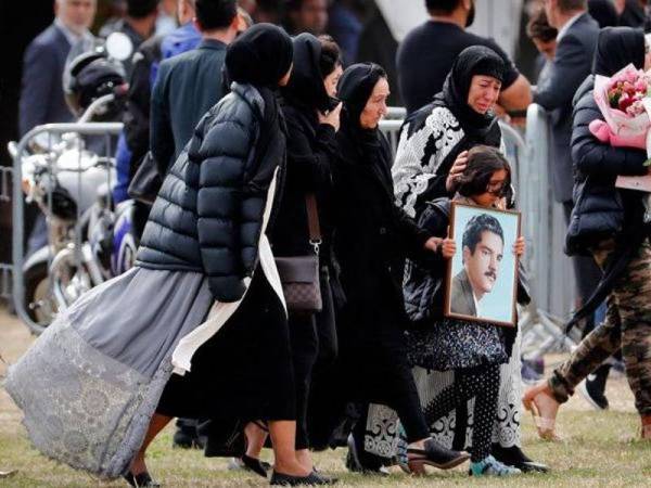 Antara keluarga mangsa yang terkorban dalam serangan pengganas tiba di Hagley Park semalam.