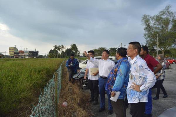 Nga Kor Ming (tiga, kanan) ketika mengadakan lawatan ke Hospital Teluk Intan, hari ini.
