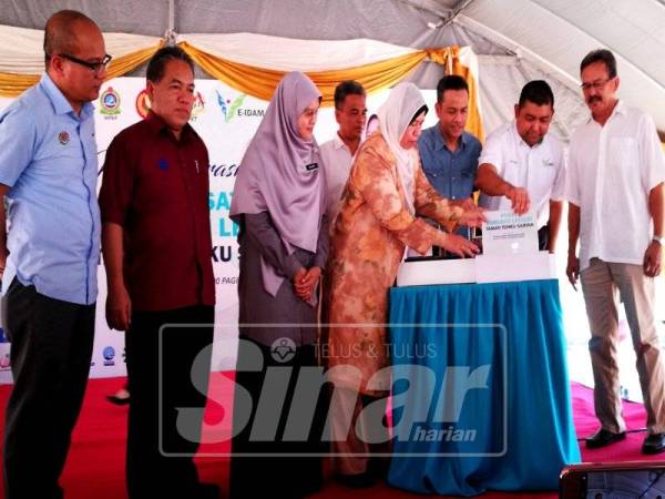 Zuraida (empat, kiri) ketika gimik perasmian Pusat Komuniti Lestari di Taman Tunku Sarina.