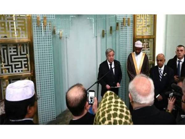 Guterres (tengah) ketika berucap di Pusat Kebudayaan Islam di Manhattan, semalam.