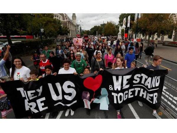 Ribuan penduduk New Zealand menyertai 'perarakan untuk cinta'. 