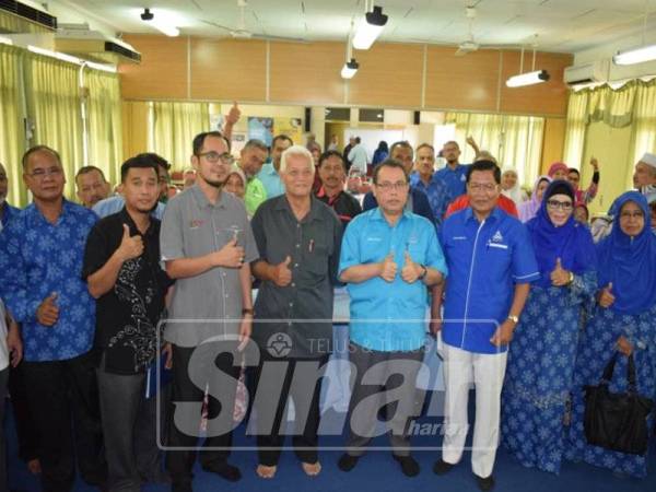 Abdul Fattah ( tengah ) bersama pemimpin koperasi selepas merasmikan program memperkasakan Gerakan Koperasi Angkasa Negeri Pahang Zon 3 di Dewan Pusat Pertanian Pintu Padang Raub,baru-baru ini
