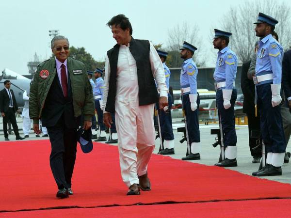 Tun Dr Mahathir dan Imran Khan semasa berlepas di Pangkalan Tentera Udara Pakistan Nur Khan Rawalpindi. - Foto Bernama