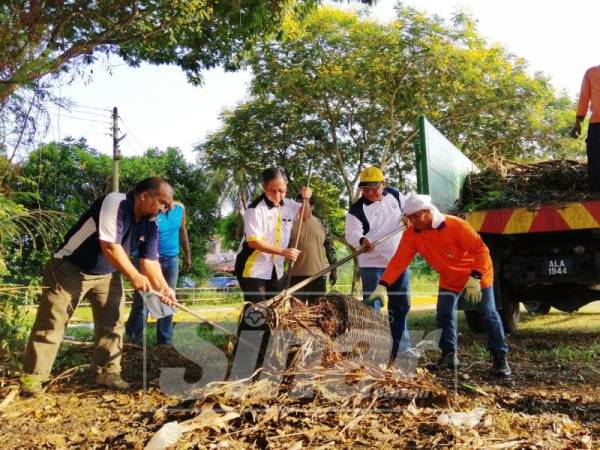 Boon Chye (dua, kiri) menyertai gotong-royong di Taman Rapat Setia Baru.