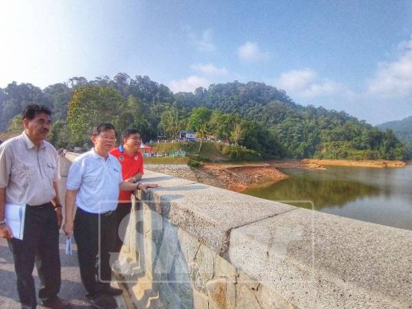 Kon Yeow (tengah) diiringi Jaseni (kiri) meninjau kapasiti air di Empangan Air Itam pagi tadi.