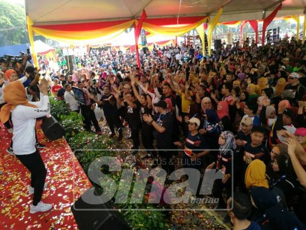 Amirudin bersama Syed Saddiq bersama ribuan peserta dalam program Fit Malaysia di Dataran Kemerdekaan Shah Alam.