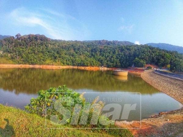 Bahagian kiri Empangan Air Itam terhakis akibat ribut dan banjir besar pada tahun 2017 lalu.