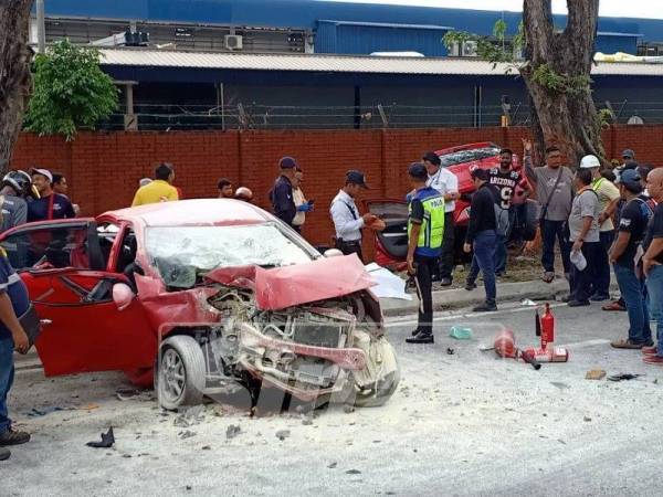 Kemalangan melibatkan dua kereta di Persiaran Selangor arah Bulatan Kemajuan ke Bulatan Selangor, Seksyen 15, di sini, semalam.