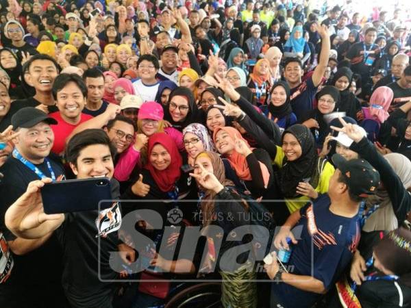 Syed Saddiq berswafoto bersama peserta di program Fit Malaysia 2019 yang berlangsung di Dataran Kemerdekaan Shah Alam di sini.