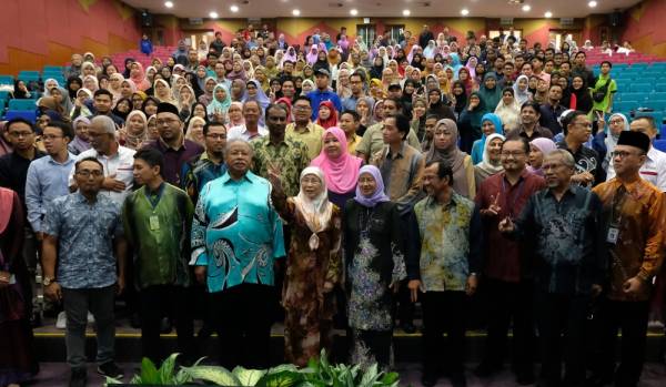 Timbalan Perdana Menteri Datuk Seri Dr Wan Azizah Wan Ismail (enam,kiri) bersama para peserta Seminar Sukarelawan Peringkat Kebangsaan di Universiti Putra Malaysia (UPM) hari ini. -Foto Bernama