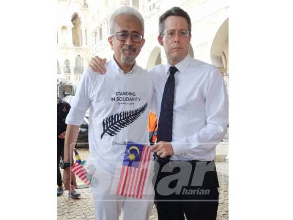 Raja Bahrain (kiri) bersama Duta New Zealand, Hunter Nottage yang hadir pada Perhimpunan Solidariti Kedamaian di Dataran Merdeka, Kuaka Lumpur, hari ini.