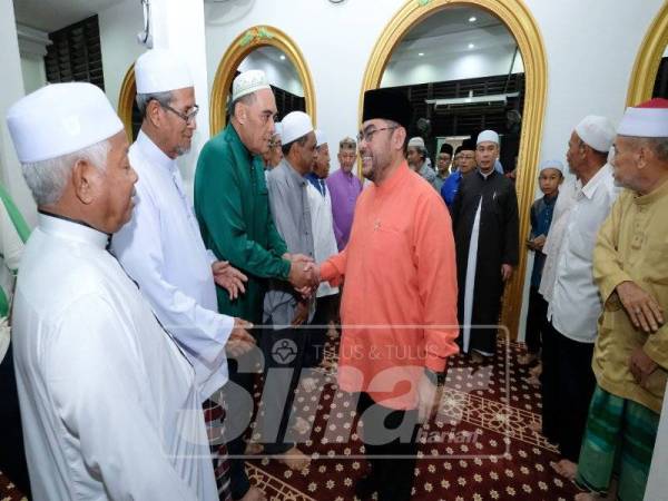 Mujahid bersalaman dengan anak kariah yang hadir pada program Rahmah Masjid di Masjid Al-Fateh.