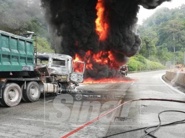 Kebakaran itu berlaku apabila treler tanpa muatan melanggar treler muatan plastik yang menyebabkan berlakunya kebocoran minyak. 