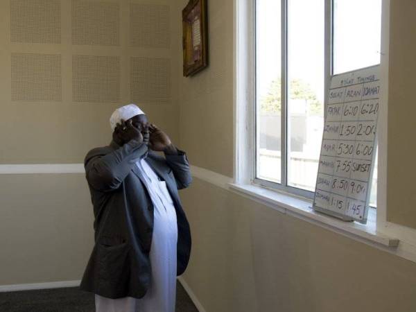 Imam Alabi Lateef Zirullah melaungkan azan di Masjid Linwood, Christchurch yang dibuka semula semalam. - Foto AFP
