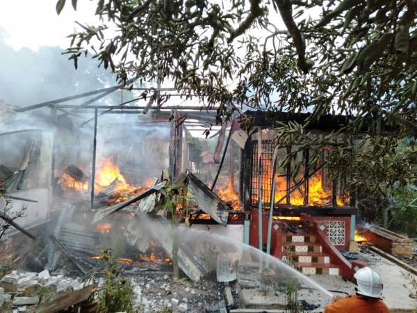 Rumah papan berusia lebih 50 tahun dihuni mangsa musnah terbakar.