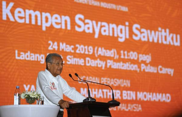 Dr Mahathir menyampaikan ucapan perasmian pada Majlis Pelancaran Kempen Sayangi Sawitku. -Foto Bernama