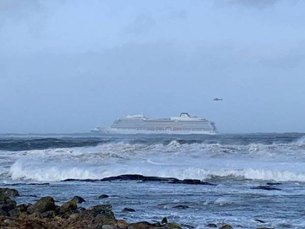 Kapal persiaran Viking Sky mengalami masalah kegagalan enjin di pantai barat Norway, semalam. - FOTO AFP