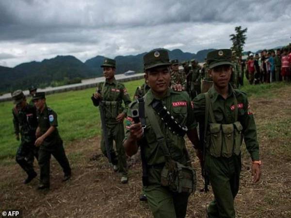 Negeri Wa menikmati kuasa autonomi dalam Myanmar selain mempunyai sekitar 30,000 tentera sendiri.
