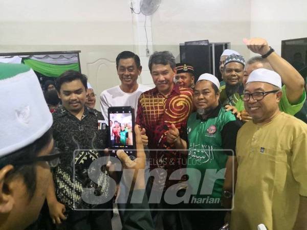 Ahli Pas tidak melepaskan peluang untuk bergambar dengan Mohamad (tengah). - Foto Sinar Harian/SYAMILAH ZULKIFLI 