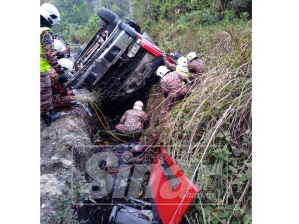 Anggota dari Balai Bomba dan Penyelamat Gerik ketika menjalankan operasi menyelamat di lokasi kejadian.