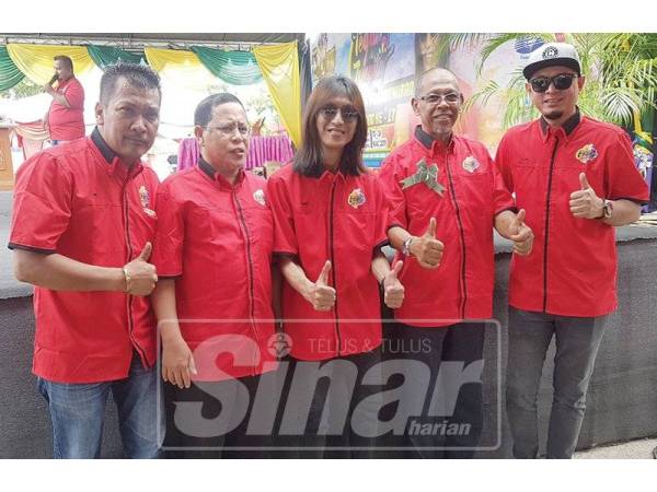 Zamani (tengah) bersama Exco Terengganu, Hanafiah Mat (dua, kanan) pada Festival Gegak Gempita di Chukai, semalam.
