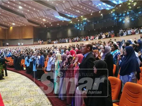 Penjawat awam pentadbiran Kerajaan Negeri Selangor melafazkan bacaan ikrar dalam Majlis Perhimpunan Bulanan Agensi di Dewan Jubli Perak Sultan Abdul Aziz Shah, di sini.