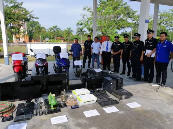 Azri (lima, kanan) menunjukkan barangan yang dirampas di IPD Pontian, hari ini. 