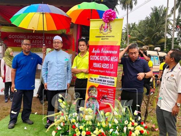 Dr Zaini (tiga, kiri) merasmikan Program Gotong-royong Mega Perangi Aedes peringkat negeri di Kampung Panchor, hari ini.