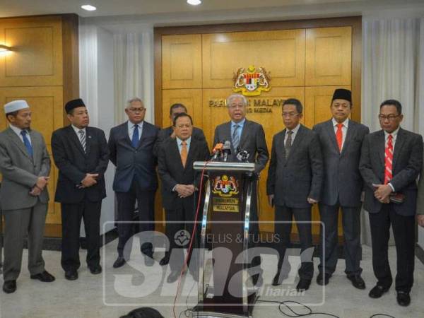 Sidang media memaklumkan berkaitan perkara itu di lobi Parlimen, hari ini. - Foto Sinar Harian/SHARIFUDIN ABDUL RAHIM
