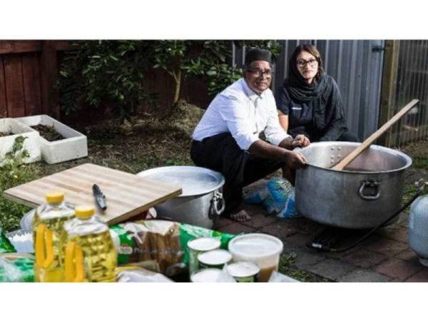 Keshree Naidoo-Rauf dan ayah mentuanya, Mohammed Rauf mengambil inisiatif menghantar 200 paket makanan halal siap dimasak kepada mangsa dan ahli keluarga serangan masjid Christchurch. - Foto STUFF.CO.NZ