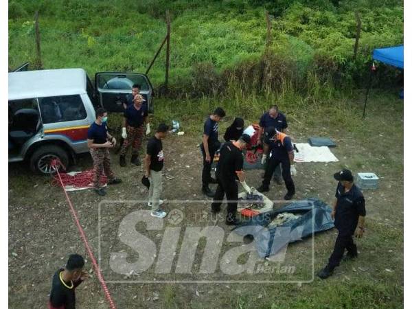 Pasukan bomba mengeluarkan mayat dalam tangki air di Palong 12, Jempol tadi.