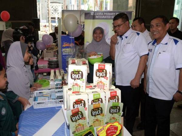 Saifuddin Nasution (dua,kanan) melawat ruang gerai pameran pada Pelancaran Program Citarasa Malaysia di Kementeriannya hari ini. - Foto Bernama