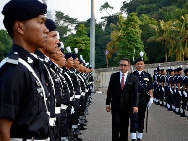 Ketua Menteri Melaka Adly Zahari (tengah) melakukan pemeriksaan perbarisan para anggota polis pada Sambutan Hari Polis ke-212 Peringkat Kontinjen Melaka hari ini. - Foto Bernama