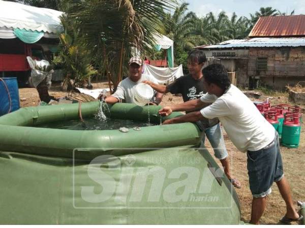 Bekalan air dihantar bomba memberi kelegaan kepada penduduk yang mengadakan majlis kenduri perkahwinan semalam, untuk melakukan kerja-kerja mencuci, semalam.
