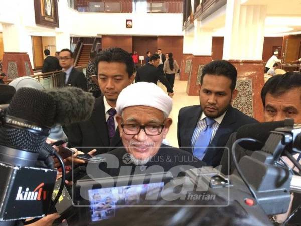 Abdul Hadi ketika ditemui media di lobi Parlimen, hari ini.
