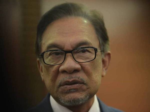 Anwar ketika ditemui pemberita di lobi Parlimen, hari ini. - Foto Sinar Harian/SHARIFUDIN ABDUL RAHIM
