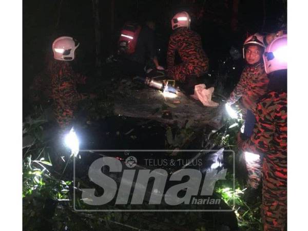 Anggota bomba membantu mengeluarkan mangsa.