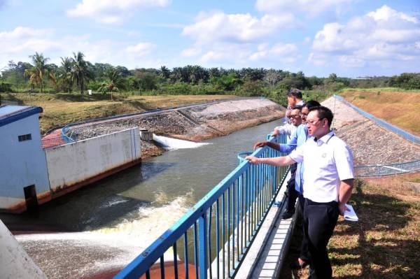 Wee Tse melawat empangan Machap di sini hari ini.