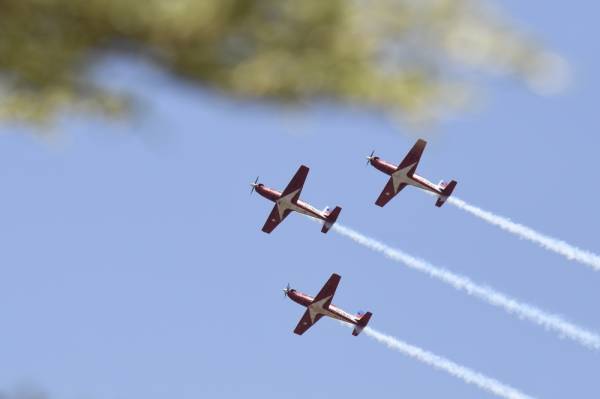 Pesawat Jupiter dari Indonesia membuat persembahan aerobatik sempena Pameran Maritim dan Aeroangkasa Antarabangsa Langkawi 2019 (LIMA'19) edisi ke-15 di Pusat Pameran Antarabangsa Mahsuri (MIEC), hari ini. -Foto Bernama