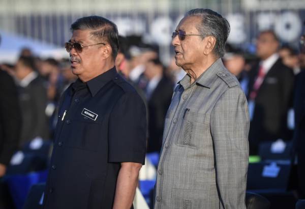 Perdana Menteri Tun Dr Mahathir Mohamad ketika hadir pada perasmian Pameran Aeroangkasa dan Maritim Antarabangsa Langkawi 2019 (LIMA'19) edisi ke-15 di Pusat Pameran Antarabangsa Mahsuri (MIEC) hari ini. Turut sama Menteri Pertahanan, Mohamad Sabu. -Foto Bernama