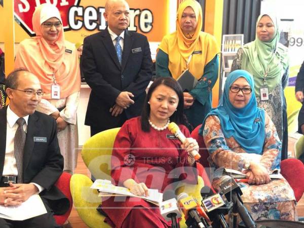 Hannah (duduk, tengah) pada sidang media selepas Majlis Perasmian Sistem Semakan Pesalah Jenayah Seksual Terhadap Kanak-Kanak Dalam Daftar Kanak-Kanak di Putrajaya, hari ini. - Foto Sinar Harian