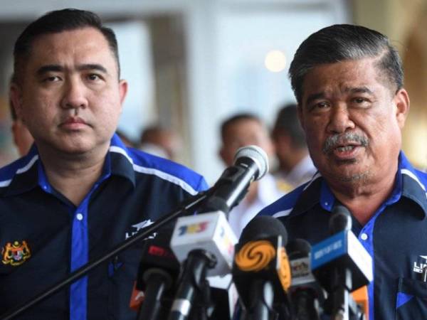 Mohamad Sabu (kanan) ketika sidang media pada jamuan teh sempena Pameran Udara dan Maritim Antarabangsa Langkawi 2019 (LIMA'19) edisi ke-15 di Resorts World Langkawi hari ini. - Bernama