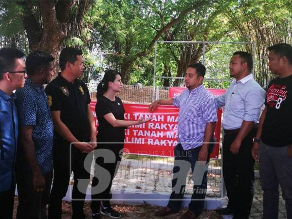 Siaw Ting (empat, kiri) bersama wakil MCA, MIC, UMNO dan Pas Kedah meninjau tugu peringatan Jepun yang menimbulkan kontroversi.