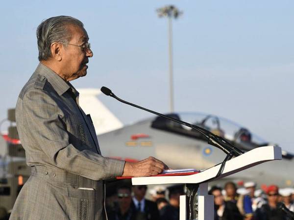 Perdana Menteri Tun Dr Mahathir Mohamad ketika berucap pada pembukaan Pameran Aeroangkasa dan Maritim Antarabangsa Langkawi 2019 (LIMA‘19) edisi ke-15 di Pusat Pameran Antarabangsa Mahsuri (MIEC) hari ini. - Foto Bernama