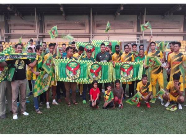 Wakil-wakil Gabungan 32 Kelab Penyokong Kedah bergambar bersama semua pemain Kedah selepas sesi latihan di Stadium Sultan Abdul Halim, di sini.