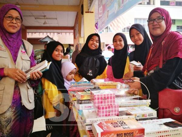 Antara buku yang dipamer untuk diambil secara percuma pada program berkenaan.