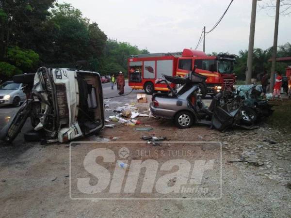 Keadaan lori dan kereta yang terbabit nahas mengorbankan seorang mangsa, pagi tadi. 