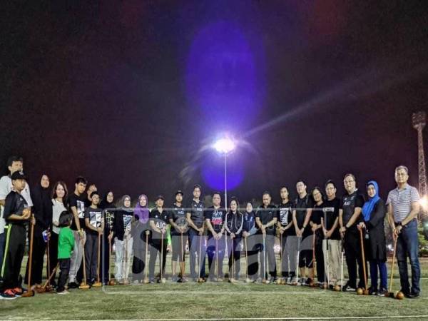 Tuanku Syed Faizuddin bersama Tuanku Lailatul Shahreen (tengah) bergambar bersama delegasi dari PALTUM di Gelanggang Woodball Majlis Perbandaran Kangar (MPK), baru-baru ini.